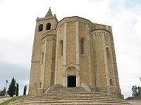 Offida - kostel Santa Maria della Rocca - pohled z jiného úhlu pohledu