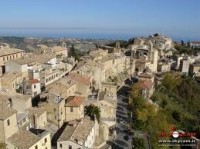 Acquaviva Picena - pohled z věže válcové pevnosti na zdejší městečko