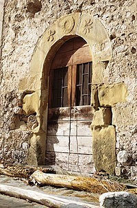 Montemonaco - portál věže domu pevnosti ze 16. století