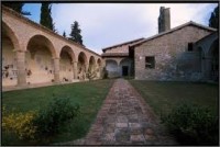 exteriér dvora kláštera svatého Františka ve městě Venarotta