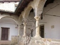 kaskády na jednom z historických domů ve Venarottě focené ze dvora