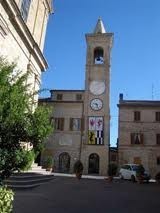 radnice s hodinami a zvony města Cossignano