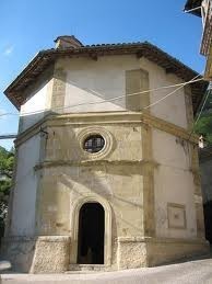 kostel (osmiúhelníkový půdorys stavby) Santa Maria s pozůstatky Templářů v Arquata del Tronto