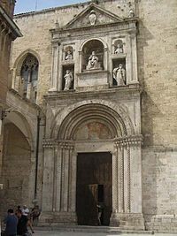 Ascoli Piceno - vstup do kostela San Francesco z Piazza del Popolo a socha papeže Julia II.