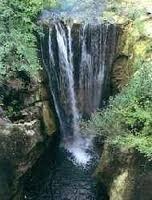 součástí Roccafluvione jsou také tzv. vidlicové vodopády