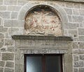 Arquarta del Tronto - obraz ukřižování, portál s nápisy a postranní lišty