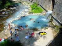 tzv. výpusť z termálního koupaliště (bazénu) s přírodní jeskyní ze středověkých hradeb obehnaného Acquasanta Terme