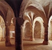 interiér benediktinské krypty v kostele svatého Štěpána v Roccafluvione