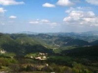 takto je z dáli vidět malá vesnička Montegallo