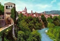 řeka Tronto protékající kolem hradeb Ascoli Piceno