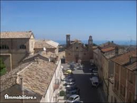 pohled ze zvonice na jednu z přilehlích ulic města Montefiore dell´Aso