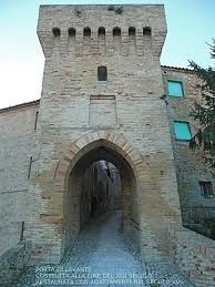 Cossignano - městská věž, kterou každoročně ve svátek města prochází průvod s praporem zobrazujícího svatého Jiří, jako patrona města, na koni