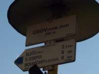 část rozcestníku na náměstí v Úsově - touto trasou míříme do Moravičan