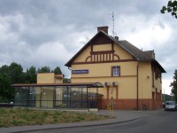 budova železniční zastávky v Moravičanech i s autobusovou zastávkou Moravičany, železniční stanice