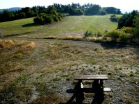 Pod rozhlednou je i možnost posezení