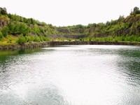 V jezírku je křišťálově čistá voda