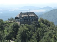 Horská chata Hochwaldbaude na druhém z vrcholů