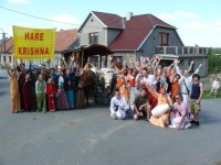 V každé vesnici.: Ve vesnicích pořádáme kulturní programy. Více najdete na  http://www.padayatra.cz/galerie/?album=1&gallery=1