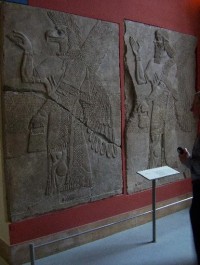 Pergamonské muzeum: Babylonský reliéf na alabastrové desce