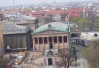 Muzejní ostrov: Budova Národní galerie (z ochozu Berlínského dómu), vlevo Staré historické muzeum.