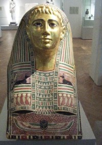 Historické muzeum: Egyptská pohřební maska zepředu