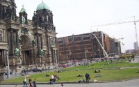 Berlínský dóm: Vedle Berlínského dómu je ještě vidět sjezdový palác, vybudovaný za časů NDR