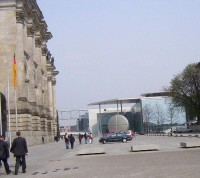 Bundestag: Východní průčelí Bundestagu (nalevo) a novostavba parlamentní knihovny. Zlí jazykové tvrdí, že stavbu knihovny sponzorovala firma Bayer a proto je před ní reklama na aspirin (plastika před budovou připomíná gigantickou knihovnu).