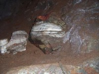 Důl v Obřím dole: Hornina s rudou
