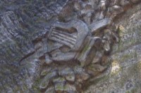 Památník básníka, detail: Lyra a meč ve věnci reliéfu