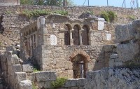 Korinthos: Byzantská stavba z antického kamení