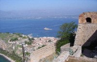 Navplio: Pohled z hradu na staré město a přístavní pevnůstku v moři