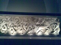 Pokladnice dómu - římský sarkofág: t. j. mramorová rakev. Sarkofágy byly nezřídka použity několikrát. Například do  tohoto, původně zhotoveného pro Římanku Priscilu, uložili tělo Karla Velikého.