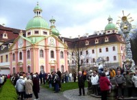 Ostritz, klášter St. Marienthal: Hlavn budova kláštera. Srocení lidu na nádvoří není běžné - snímek je z velikonoční neděle kdy je klášter cílem Velikonoční jízdy.
