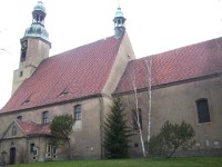 Ostritz, farní kostel Nanebevzetí Panny Marie: Původní kostel byl románský, ale dnešní stavba je gotická po rozsáhlých renesančních a zejména barokních úpravách