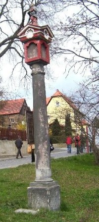 Ostritz, barokní sloup před branou kláštera