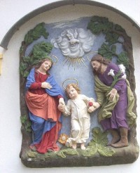 Ostritz, klášter St. Marienthal: Barokní polychromovaný reliéf Svaté rodiny na zdi opatství.