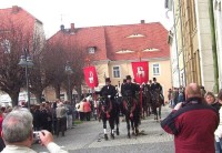Ostritz, Osterreisen: Procesí jezdců se seřadilo u kostela, objelo dvakrát náměstí, aby pak vyrazilo do polí.