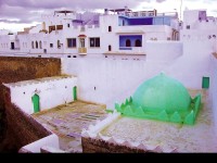 Marocký Asilah - bílé domy za portugalskými hradbami