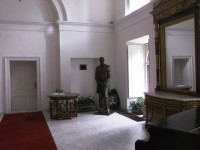 vstup do muzea so sochou T.G.Masaryka