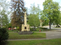 pomník v parku