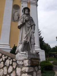 socha na začiatku schodov pri kostole