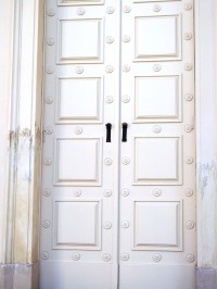vchodové dvere do chrámu