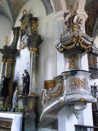 oltár a kazateľnica