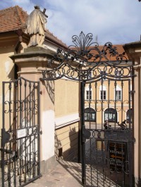 vstupná brána do kostola