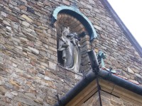 soška nad vchodom do kostola