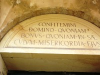 nápis nad vchodom do kostola