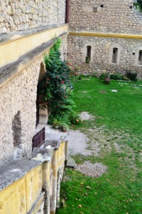 múry hradu, časť nádvoria s kvetinou