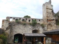 pohľad z nádvoria na vstup do hradu a hradné múry