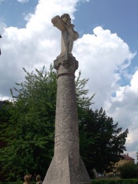 soch pred kostolom