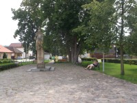 parčík vpravo od kostola so sochou M.R.Štefánika